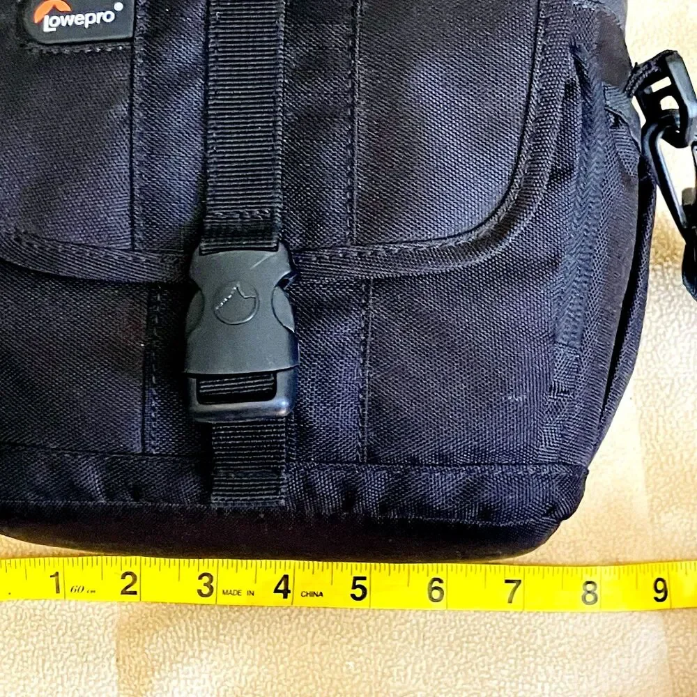 Lowepro Camera Case Adventura 140 Ripstop Small 8 x 8 in Black Padded Strap